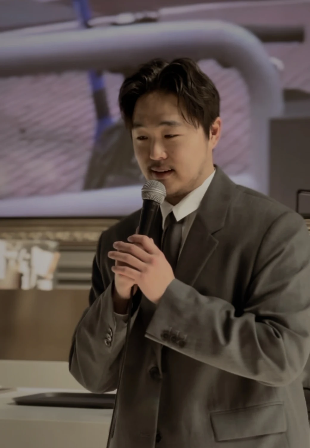 무대에서 발표 중인 송인성